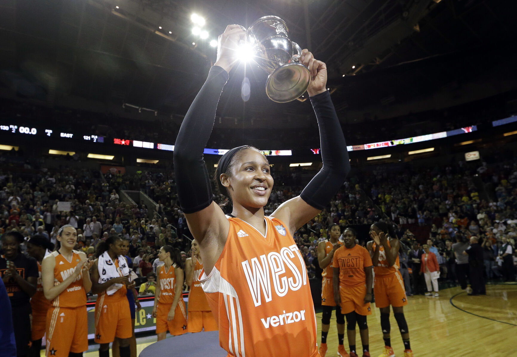 2017: Maya Moore, Nneka Ogwumike combine for 45 points to lift East All-Stars
